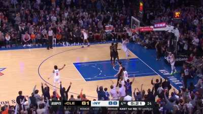 [Highlight] MSG goes nuts as Mitchell misses yet again and Hart takes it all the way to the rim for a 9-pt lead