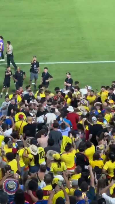 Darwin Nunez quebrando torcedor no soco após Uruguai x Colombia 