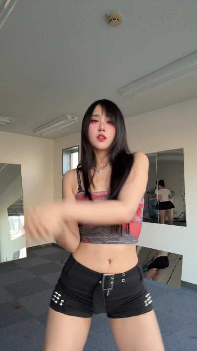 Dancing Japanese Cutie