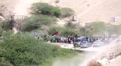 Jordanians are literally reaching the borders of Pal**tine to support their brothers there .
