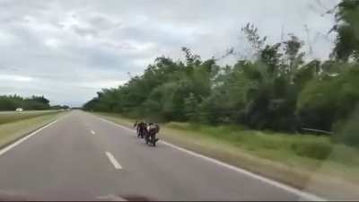 Pibes stunt desafían el destino y conducen acostados en sus motitos en la Ruta 50