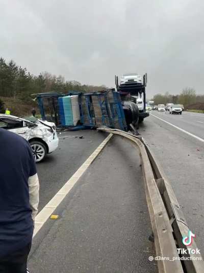 Lorry carrying tesla's tyre explodes, sending it into oncoming traffic [minor injuries]