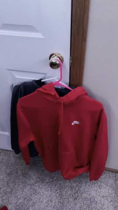 The way changing colors on LED light strips effect this sweatshirt (Green lights ->White lights)