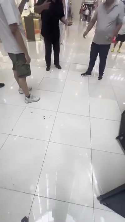 请各位湾友<wbr>欣赏后面的<wbr>高楼大厦，<wbr>那个才是小<wbr>粉红豪气的<wbr>根本，前面<wbr>一点也不重<wbr>要⋯要习以<wbr>为常