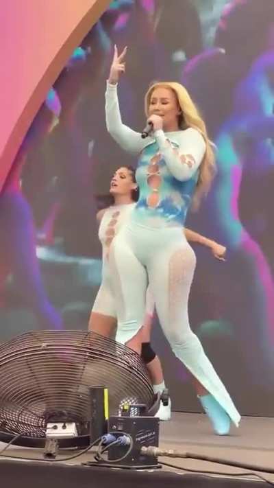 Queen Iggy 😍🩵