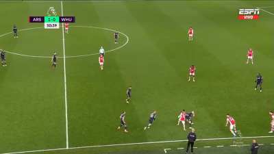 Martinelli nutmegs Soucek
