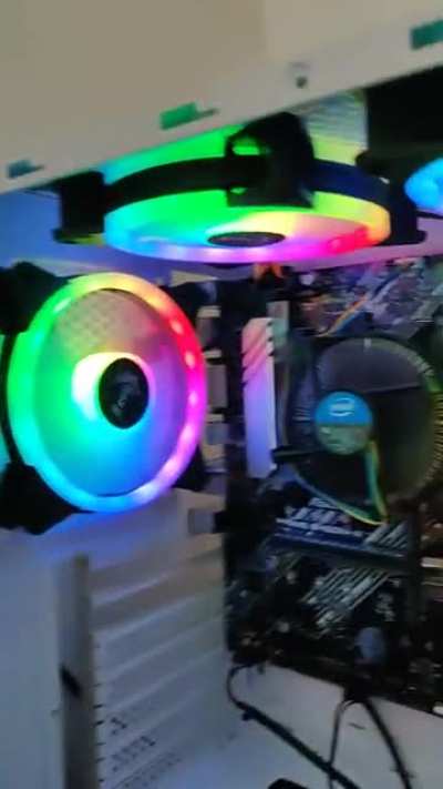 CPU a 89 grados apenas la enciendo. Acabo de armar una PC nueva, y la cpu se re calienta. Que puede ser?