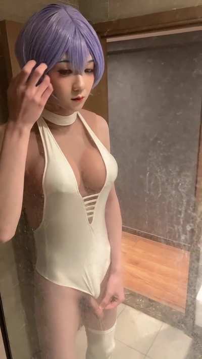 Japanese Rei Ayanami Cosplayer Takes a Leak