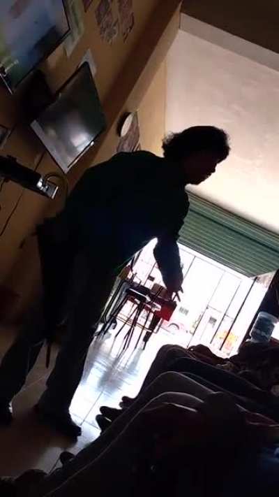 Creo que la que está endemoniada es otra señora 🙄😤