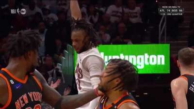 [Highlight] Julius Randle asks Jalen Brunson what the five fingers said to the face!