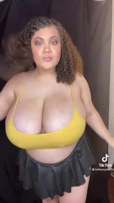 Impressive ballons on this girl😯😯