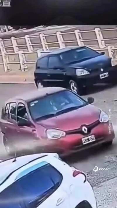 Una mujer fue atropellada por su propio auto mientras revisaba la batería del vehículo en Comodoro Rivadavia