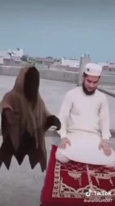 Namaz_Kılan_Müslümana_Saldıran_Cini_Allah_Çarpıyor.mp4