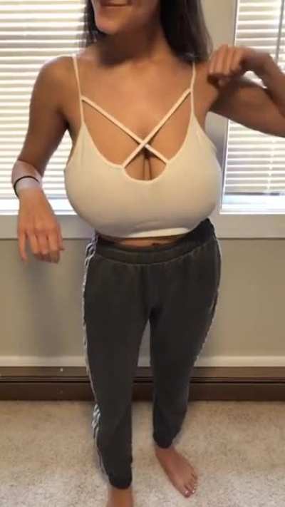 jenicca1 has hangers down to her belly button!