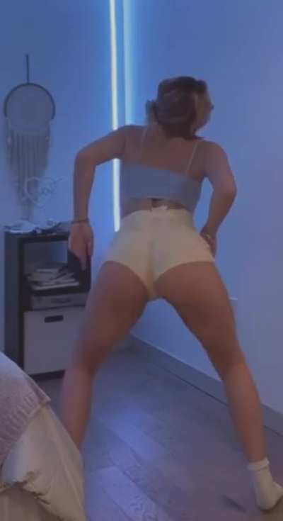 Faith shakin her ass in slowmo