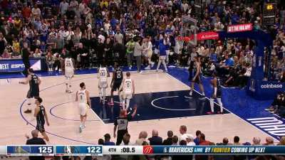 [Highlight] Steph Curry hits the layup as the Mavs leave the lane wide open to put the Warriors up 3 with 8 second left