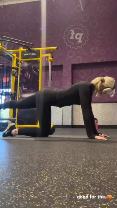 Miss Gray working on her perfect tight booty 🍑🤤💦