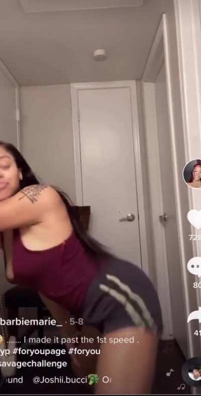 @Barbiemarie_ she so sexy too me 😍