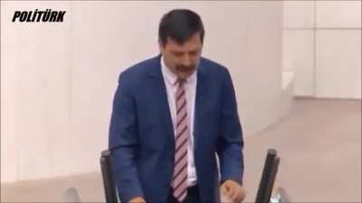 Geçtiğimiz aylarda sizlere Barış Atay'ı payla<wbr>şmışt<wbr>ım, bugün de Erkan Baş'ı paylaşmak istedim. Bu adamları iyi tanıyın arkadaşlar bizlerin söylemek istediği ama çekindiği şeyleri orospu çocuk<wbr>ların<wbr>ın yüzüne haykıran insanlardır. Birgün bizlerin onları savun