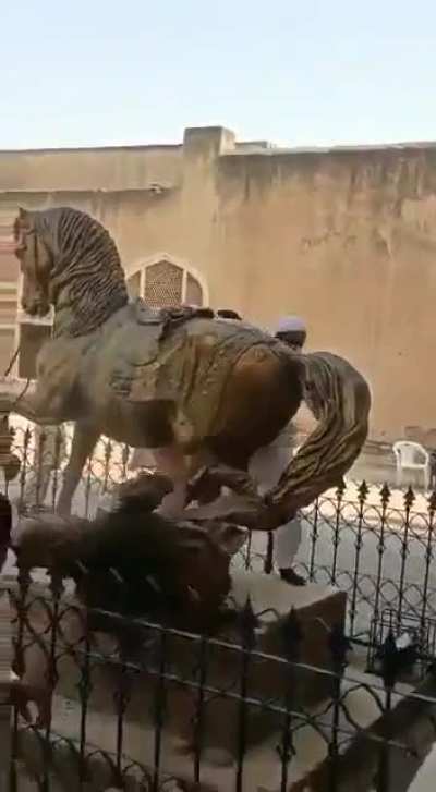 BakriKatbulla Khan doing jehad against the statue of Sher-e-Punjab Maharaja Ranjit Singh at Lahore Fort