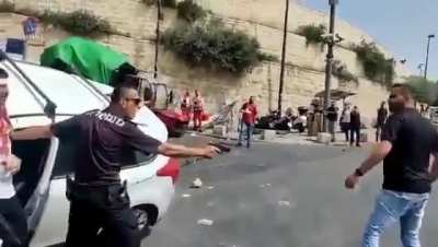 [Israel] Police officer saves man from getting stoned by a mob