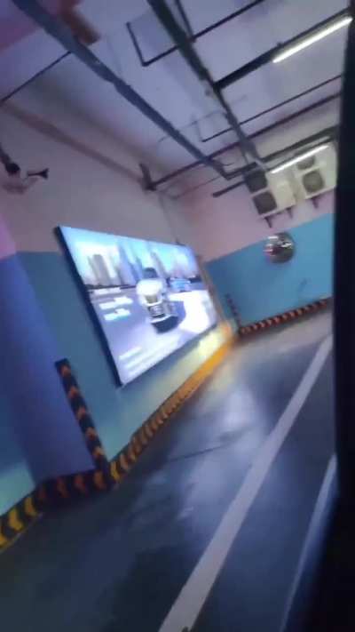 都地震了车<wbr>库管理员还<wbr>忙着收停车<wbr>费