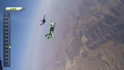 Skydiver Luke Aikins breaks the world record by jumping from 7620 meters without a parachute.