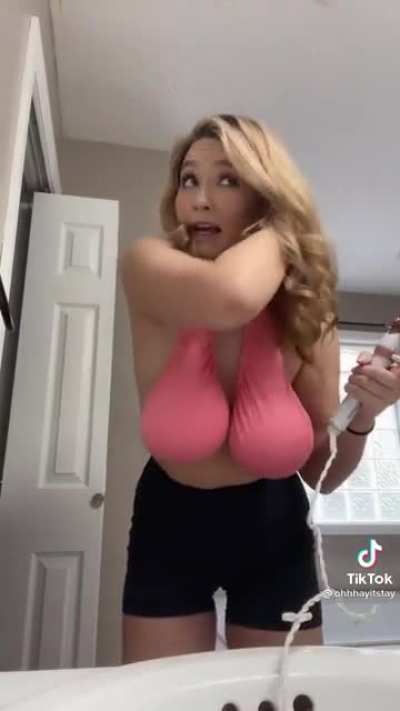Blonde 🤡 rants about something irrelevant while showing off udders at full capacity. Needs urgent milking!