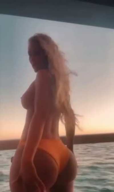 good god Iggy Azalea is driving me up the walls. one of the sexiest women on the planet right now, look at her dump truck jiggle
