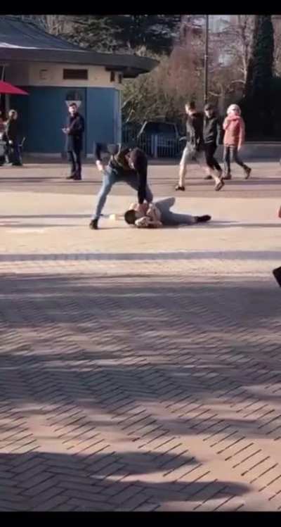Man attacks women during argument and slaps when people intervene