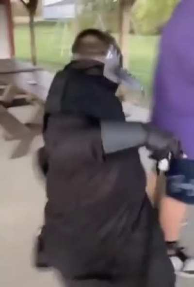 Kara veba döneminde manavda öksüren adami yakmaya giderken olur gibi: