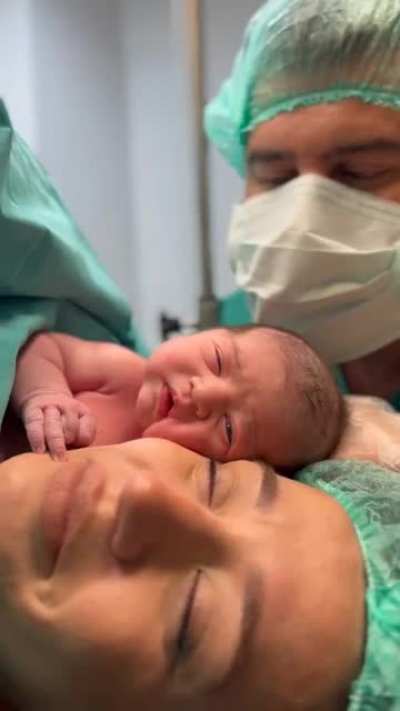 mom feels the first' touch