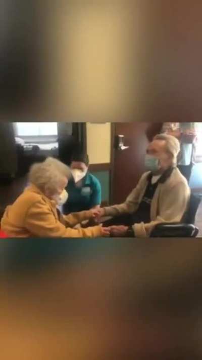 After not knowing if she’d see her husband ever again this Elderly woman beat COVID-19 and reunited with her husband after many weeks apart