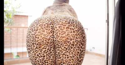 
warm day of yoga pants  so fresh and tight 
with out of pantys better