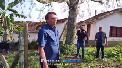 Presidente Jair Bolsonaro se surpreende ao descobrir que filho de conhecido morreu de Covid-19. Ele questionou se a vítima da pandemia tinha alguma comorbidade, mas foi informado de que era uma pessoa jovem. “Alguns pega de jeito”, comentou Bolsonaro.