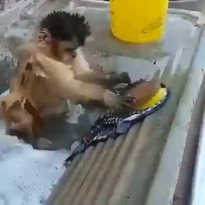 👕🧼🐒