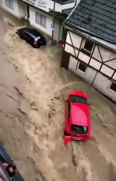 Altena im Sauerland hatte heute eine Jahrhundert Flut. An dieser Stelle ist normalerweise kein Fluss oder Bach.
