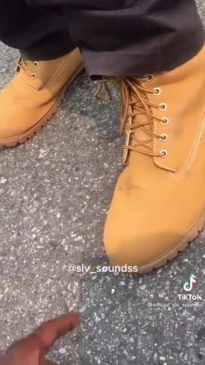 Why he flick em like that lmaoo