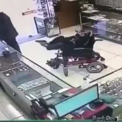 Just when you thought you've seen everything (This man is on his fucking level robbing the store)