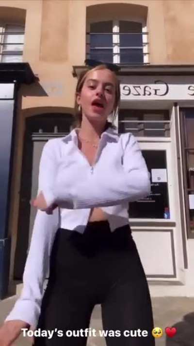Very Cute Lea