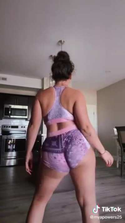 Who doesn’t love a PAWG in Spandex? 🍑