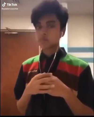 Oque leva alguem a gravar tiktok no banheiro publico