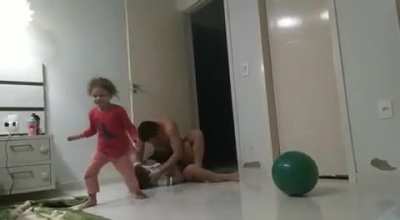 Meu tio pegou covid e teve que passar 15 dias isolado fora de casa. Essa foi a reação dos filhos dele quando ele voltou pra casa.