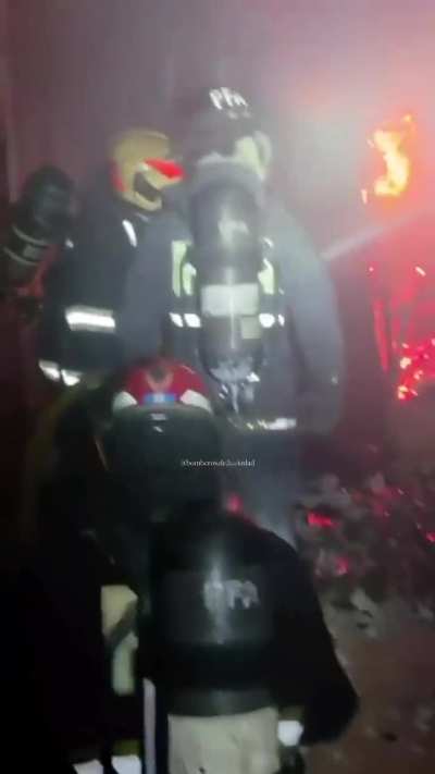 Con horas 20:05 del día sábado, el comando operativo de Bomberos de la Ciudad fue alertado vía 911 por un incendio en planos elevados en el edificio Libertad, ubicado sobre la Av. Comodoro Py al 2000, en el barrio porteño de Retiro.