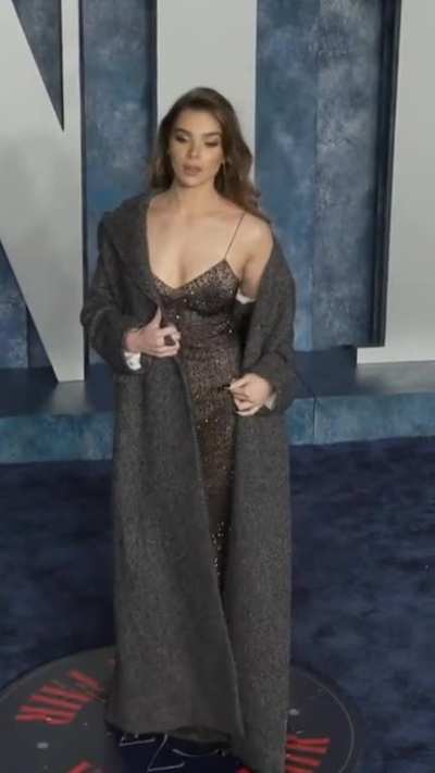 Hailee Steinfeld in this outfit said enough of teen roles, it's time to play grown women roles.