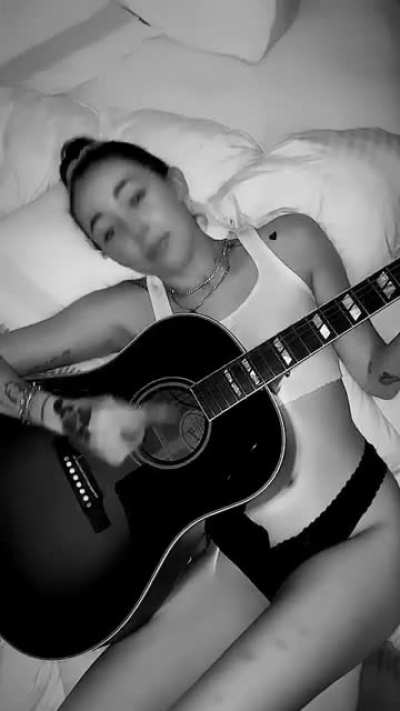 Laying down😍