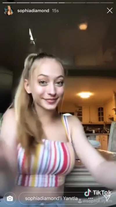 Bu kız hakkında ne düşünüyorsunuz beyler 🤤