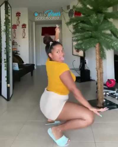 Gata Twerk N Dat Skirt! (Clip) 😁👏🏾