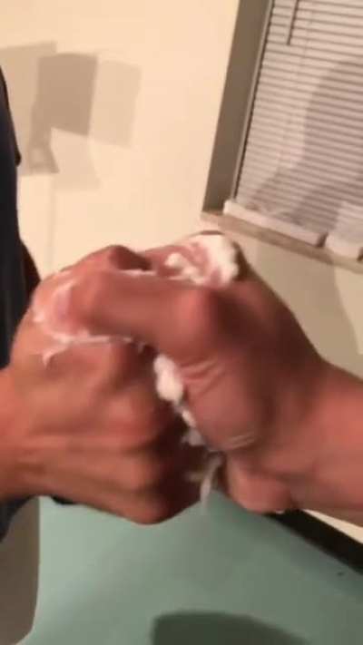 Good ol thumb war 👍🏼