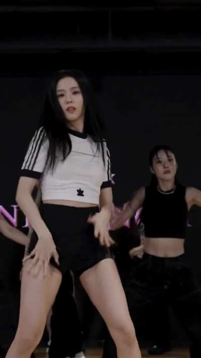 Focus on Jisoo 🥵